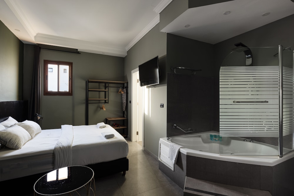 Deluxe Studio, Jetted Tub photo 1