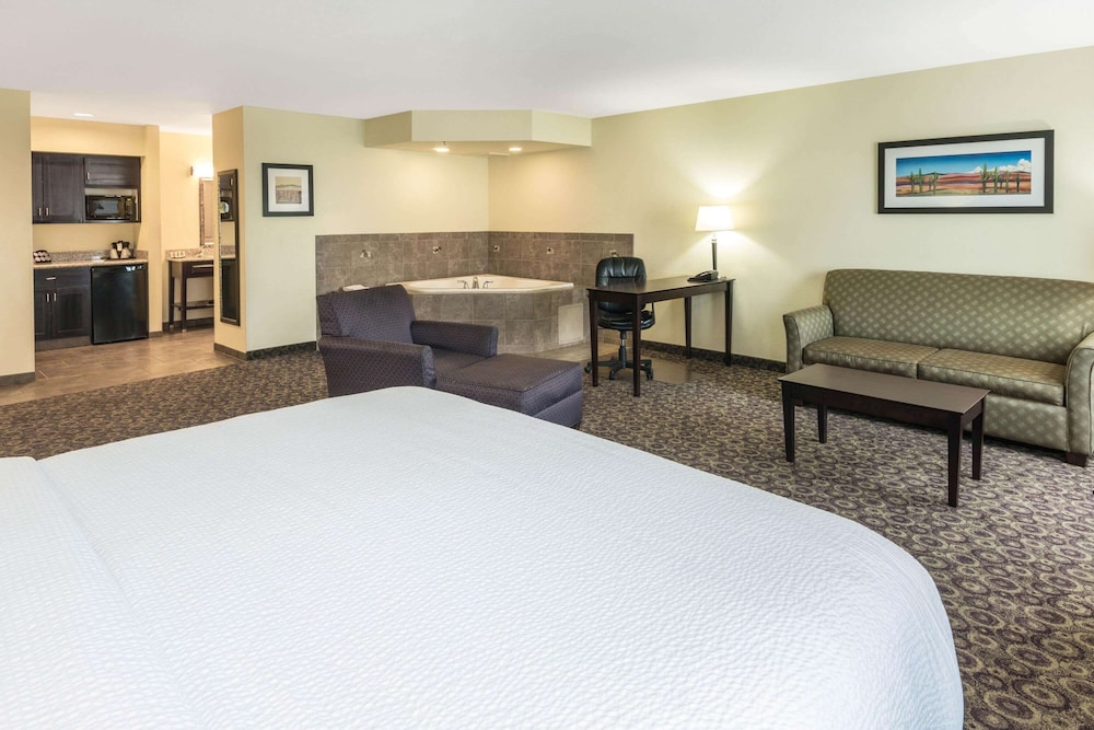 Studio Suite, 1 King Bed with Sofa bed, Non Smoking, Jetted Tub - Photo 3