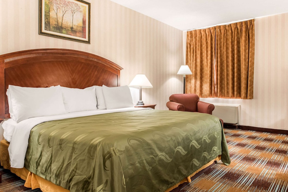 Standard Room, 1 King Bed, Non Smoking - Photo 4