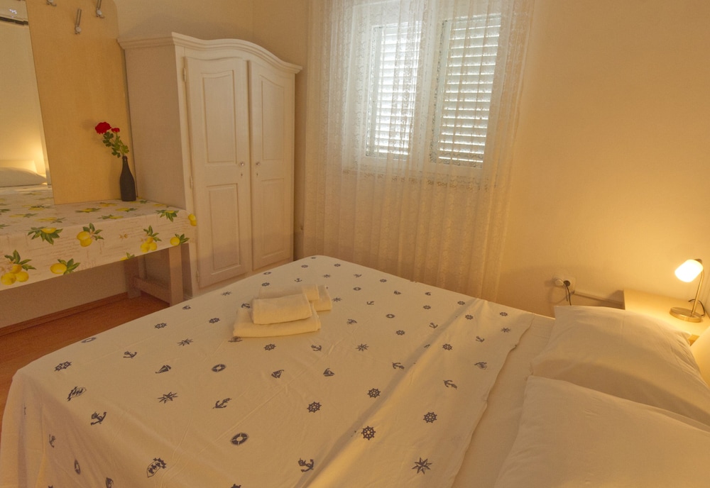 Basic Triple Room, 1 Bedroom, Shared Bathroom, Garden View photo 2