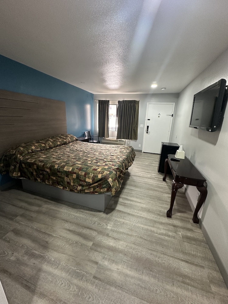 Basic Room, 1 King Bed, Non Smoking - Photo 6