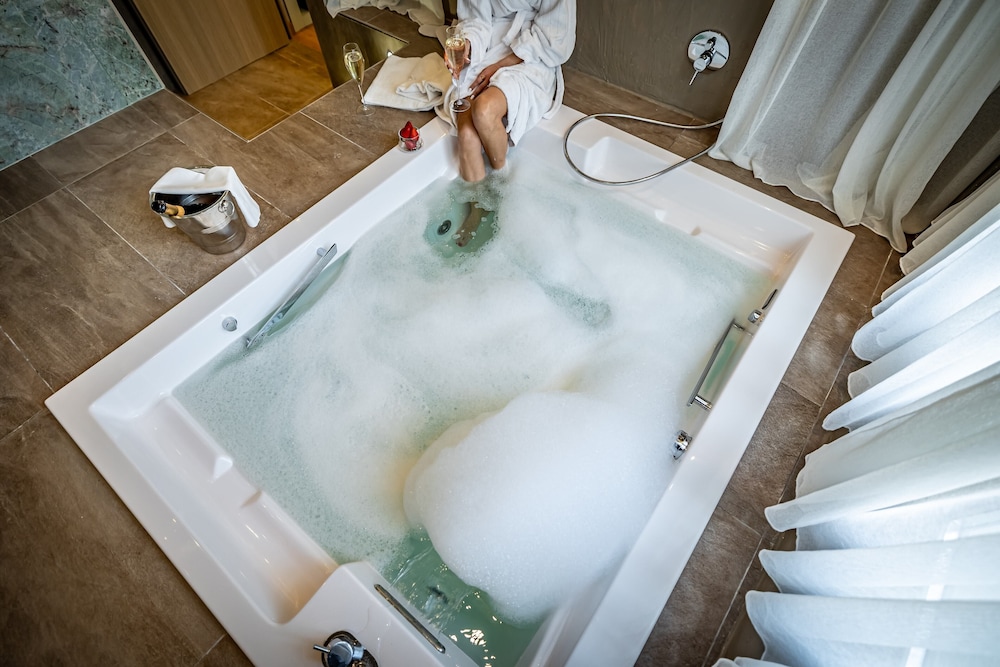 Executive Suite (Jacuzzi) - Photo 21