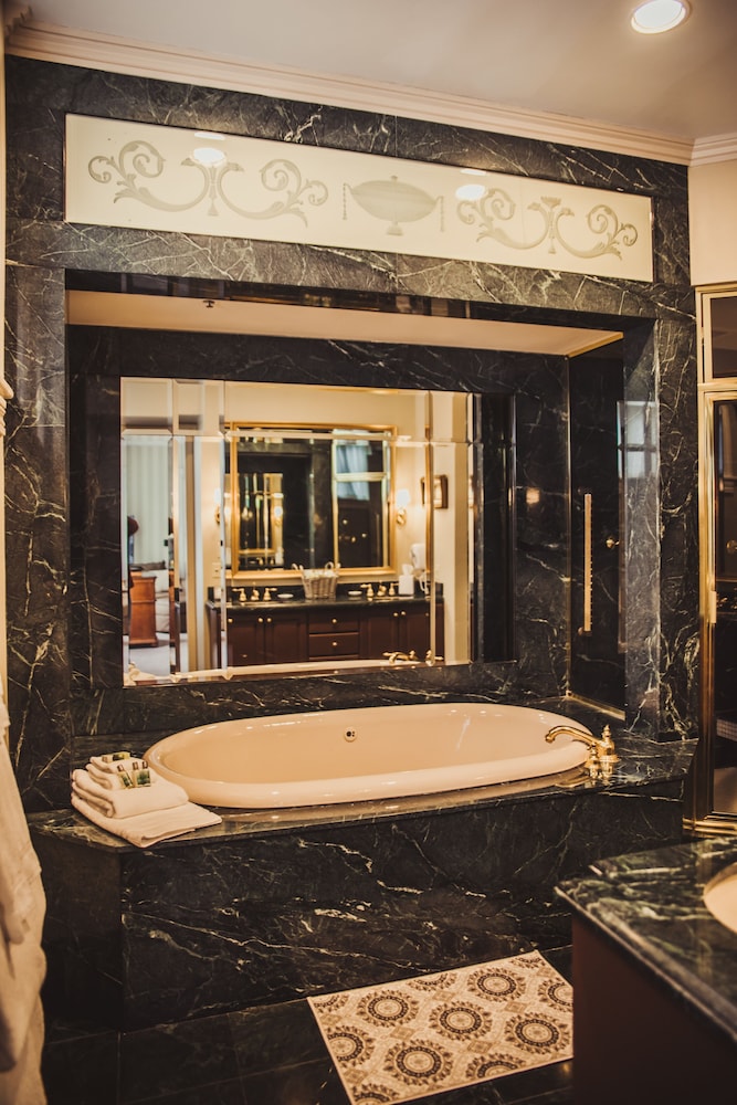 Honeymoon Suite (Morgan) photo 3