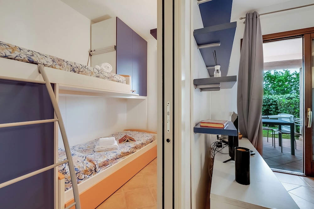 Family Apartment, Multiple Bedrooms (Il Borgo 21A3 700m From The Beach)