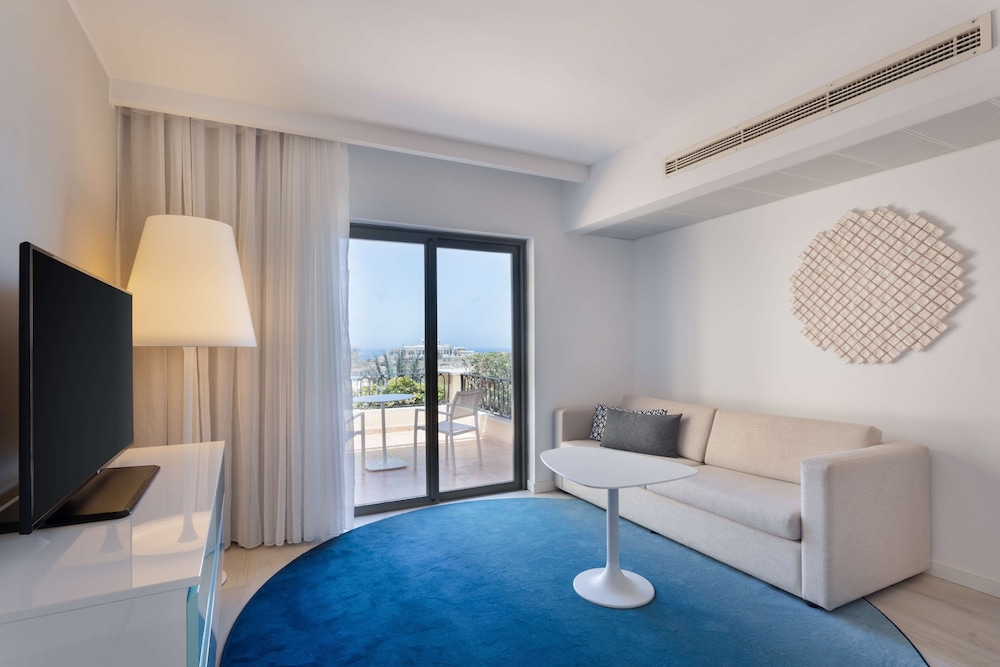 KING DELUXE ROOM WITH GARDEN VIEW
