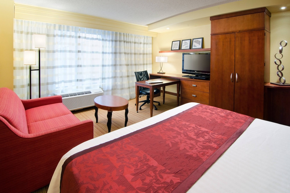 Room, 1 King Bed (Mobility/Hearing Accessible, Tub) photo 1