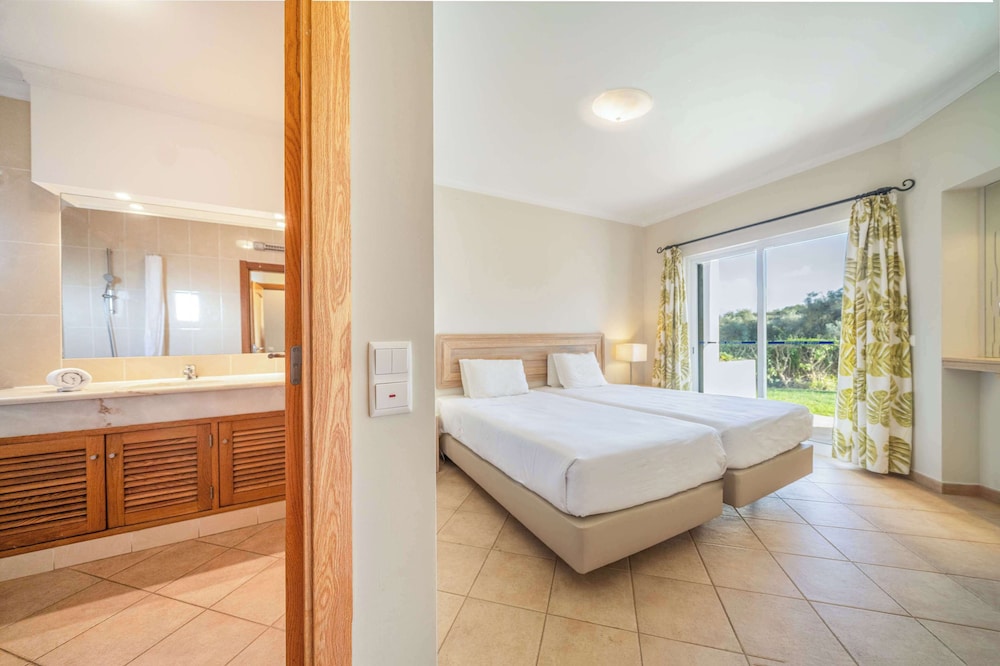 Superior Three-Bedroom Apartment thumbnail 5