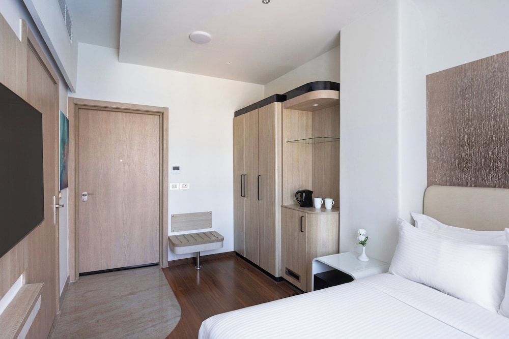 Standard Room, 1 King Bed, Accessible, Pool View photo 2