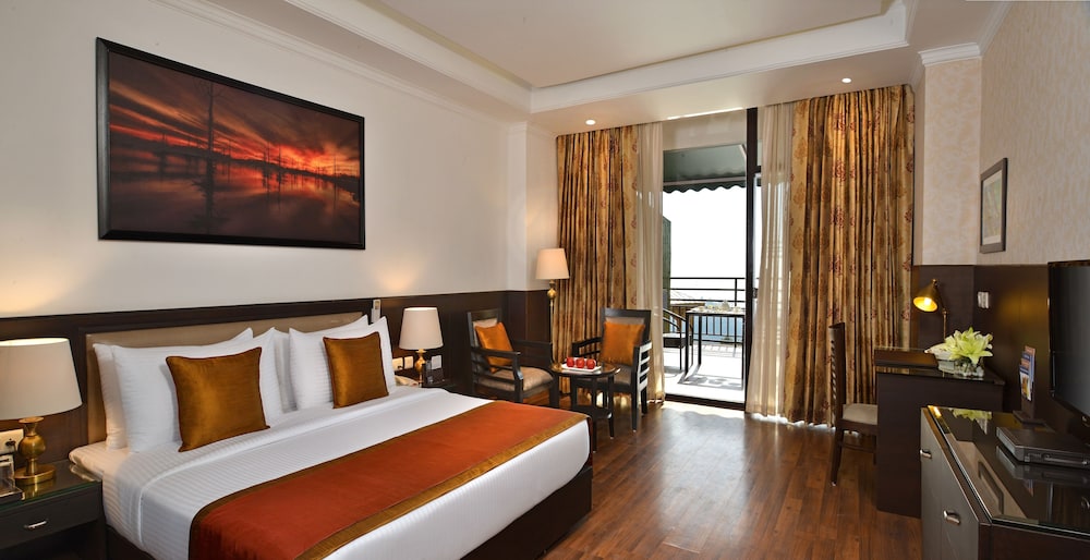Deluxe Room, 1 Queen Bed (Deluxe Room) photo 3