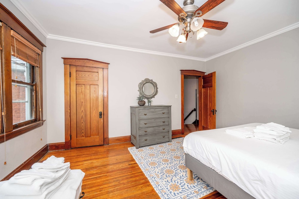 House, Multiple Beds, Hot Tub, Garden View (Doctor’s Retreat w/ Hot Tub) photo 2