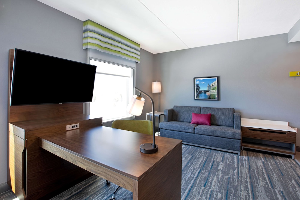 Studio Suite, 1 King Bed, Non Smoking, Refrigerator & Microwave (Wet Bar) - Photo 4