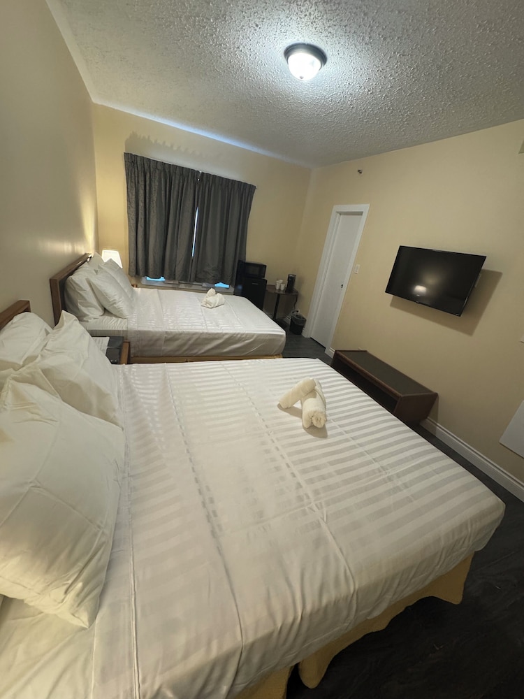 Standard Room, 2 Queen Beds photo 3