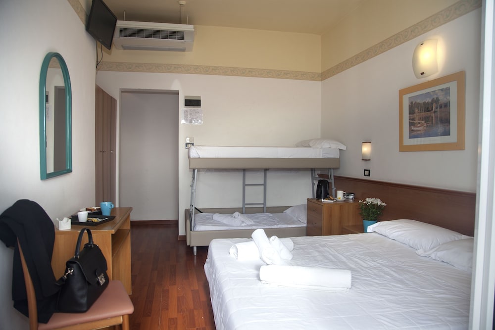 Standard Quadruple Room, Multiple Beds photo 1