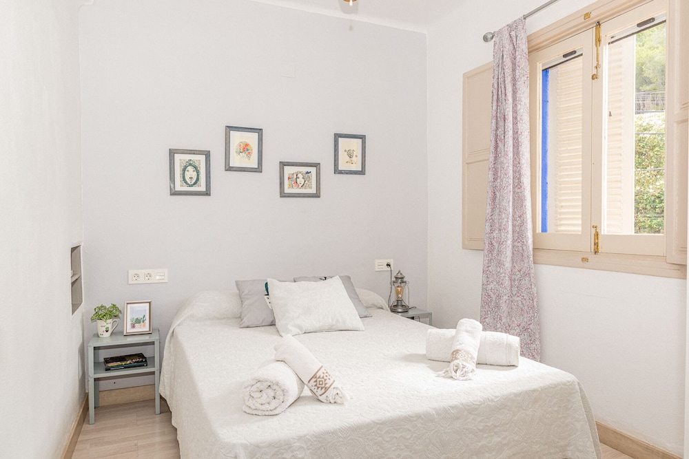 Standard Room, 1 Double Bed, Non Smoking, Shared Bathroom