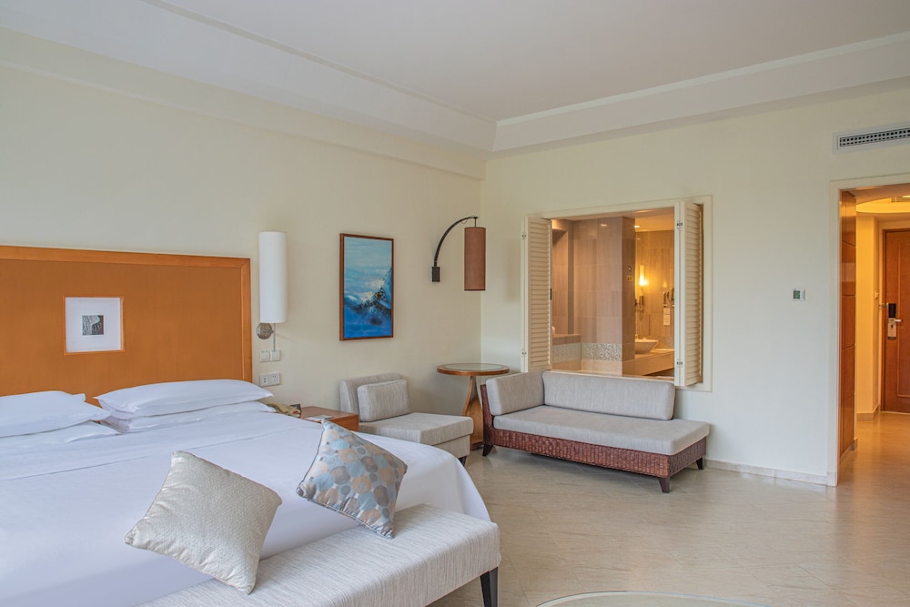 Grand Deluxe Laguna Room photo 3
