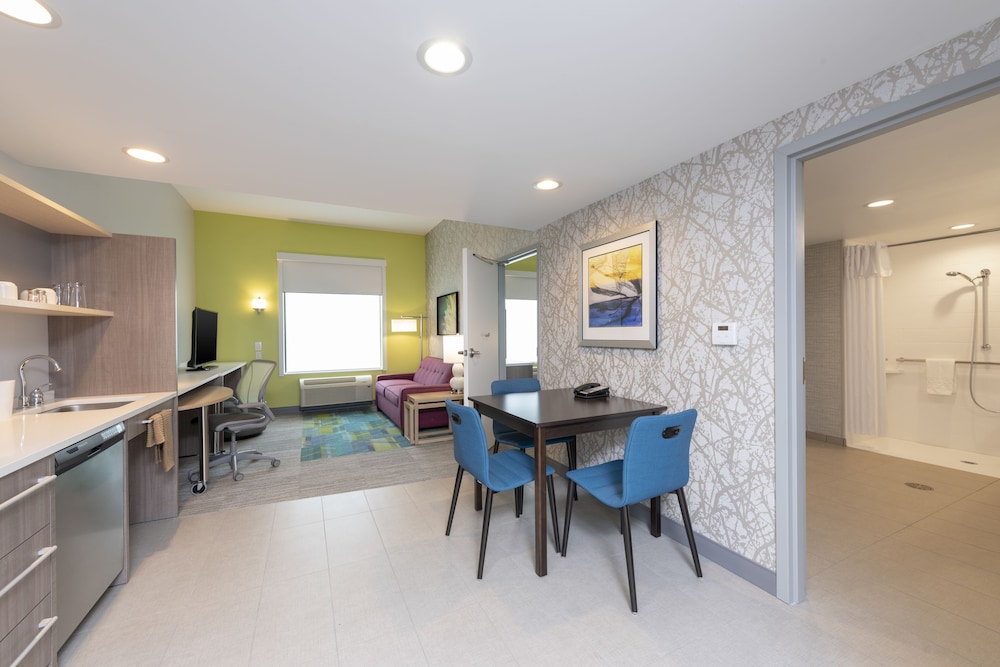 Suite, 1 King Bed, Accessible (Roll-In Shower) photo 2
