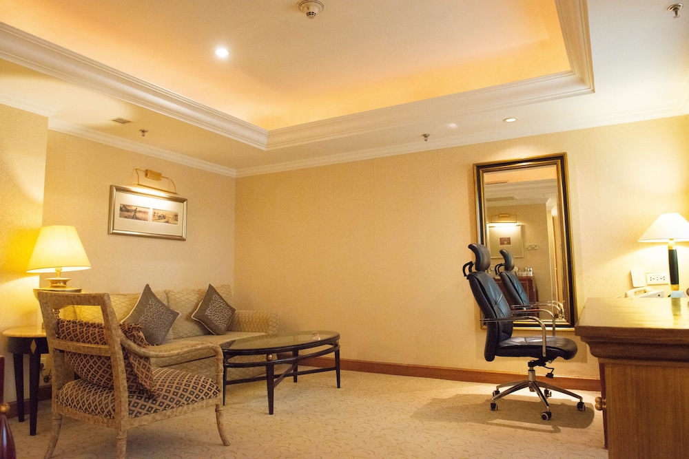 Premium Room, 1 King Bed (Club Floor) - Photo 3