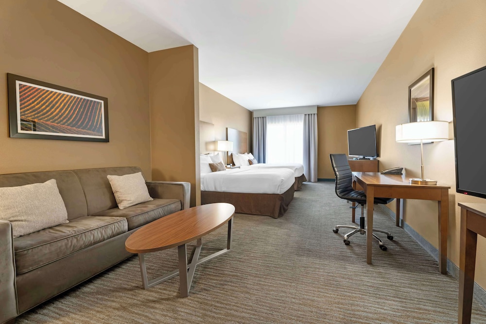 Suite, 2 Queen Beds, Non Smoking, Refrigerator & Microwave (with Sofabed) - Photo 1