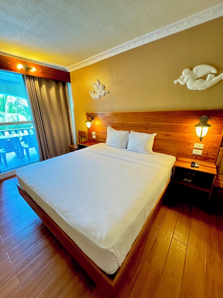 Superior Double Room, 1 King Bed, Non Smoking, Pool View - Photo 7
