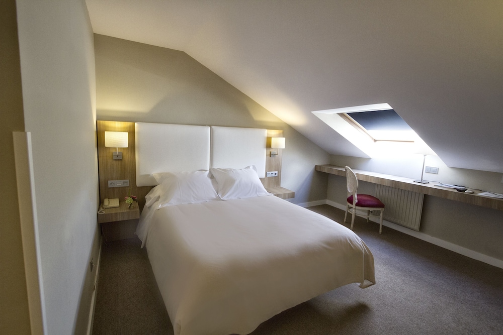 Room (Romantic Escapade, Cava & Chocolat)