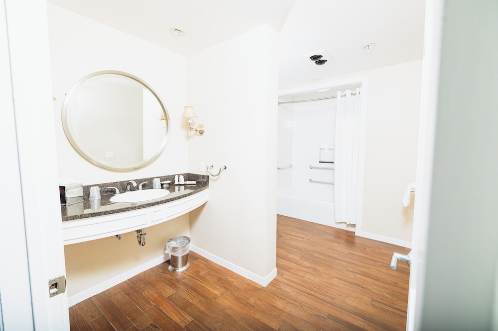 Standard Double Room, 2 Queen Beds, Bathtub Grab Bars, City View - Photo 6
