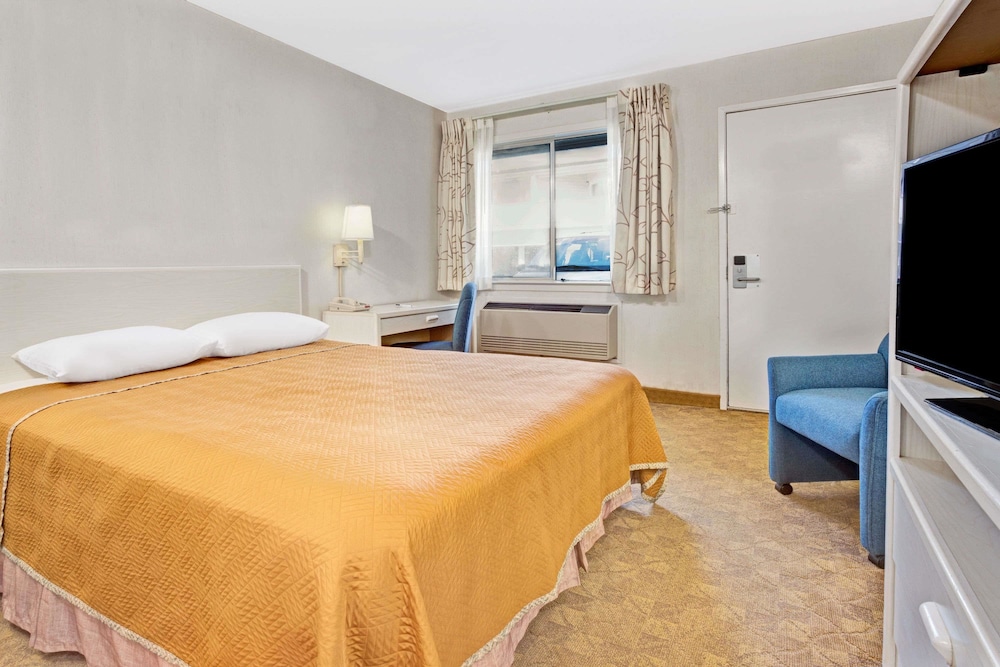 Standard Room, 1 Queen Bed, Hot Tub photo 1
