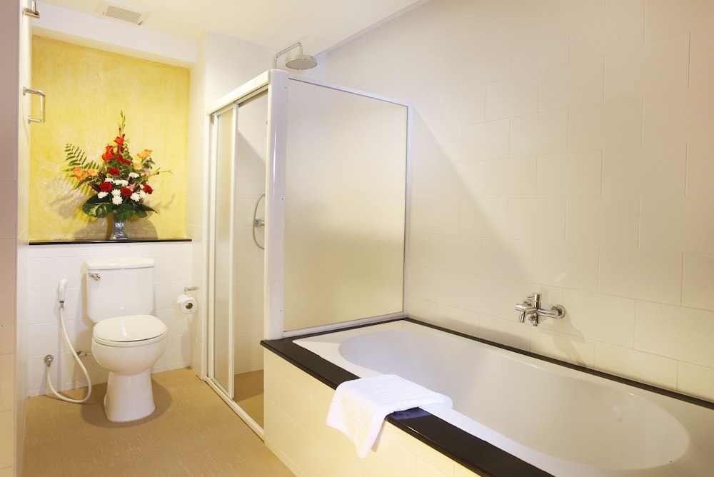 Grand Deluxe Room Pool View - Photo 6