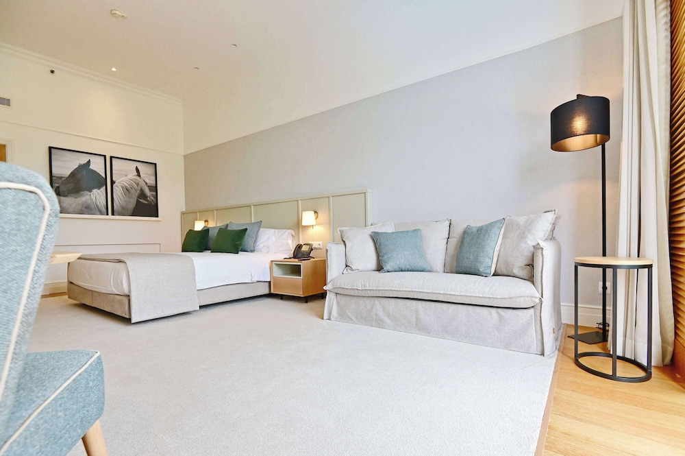 Family Room, Golf View - Photo 4
