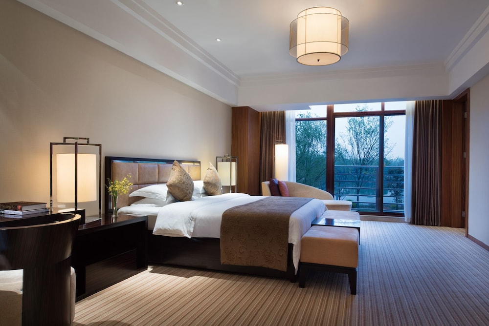 Business Suite, 1 King Bed (Deluxe) photo 1