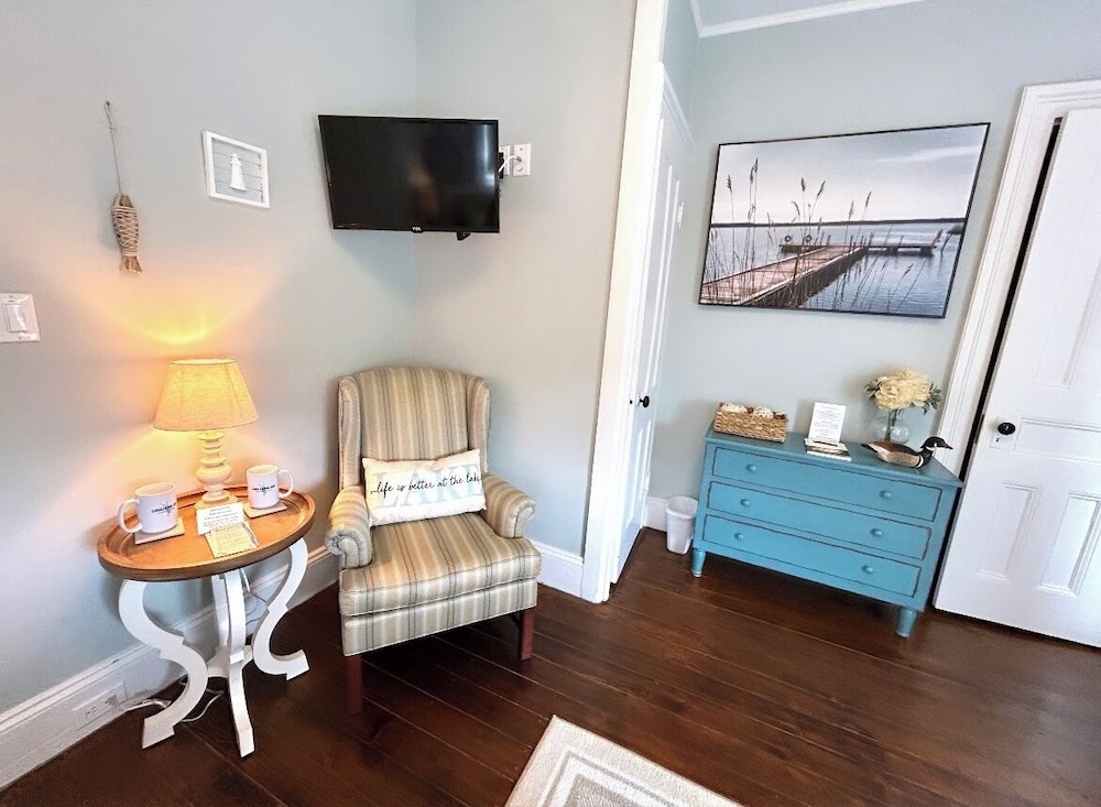 Candlewood Lake Room photo 2