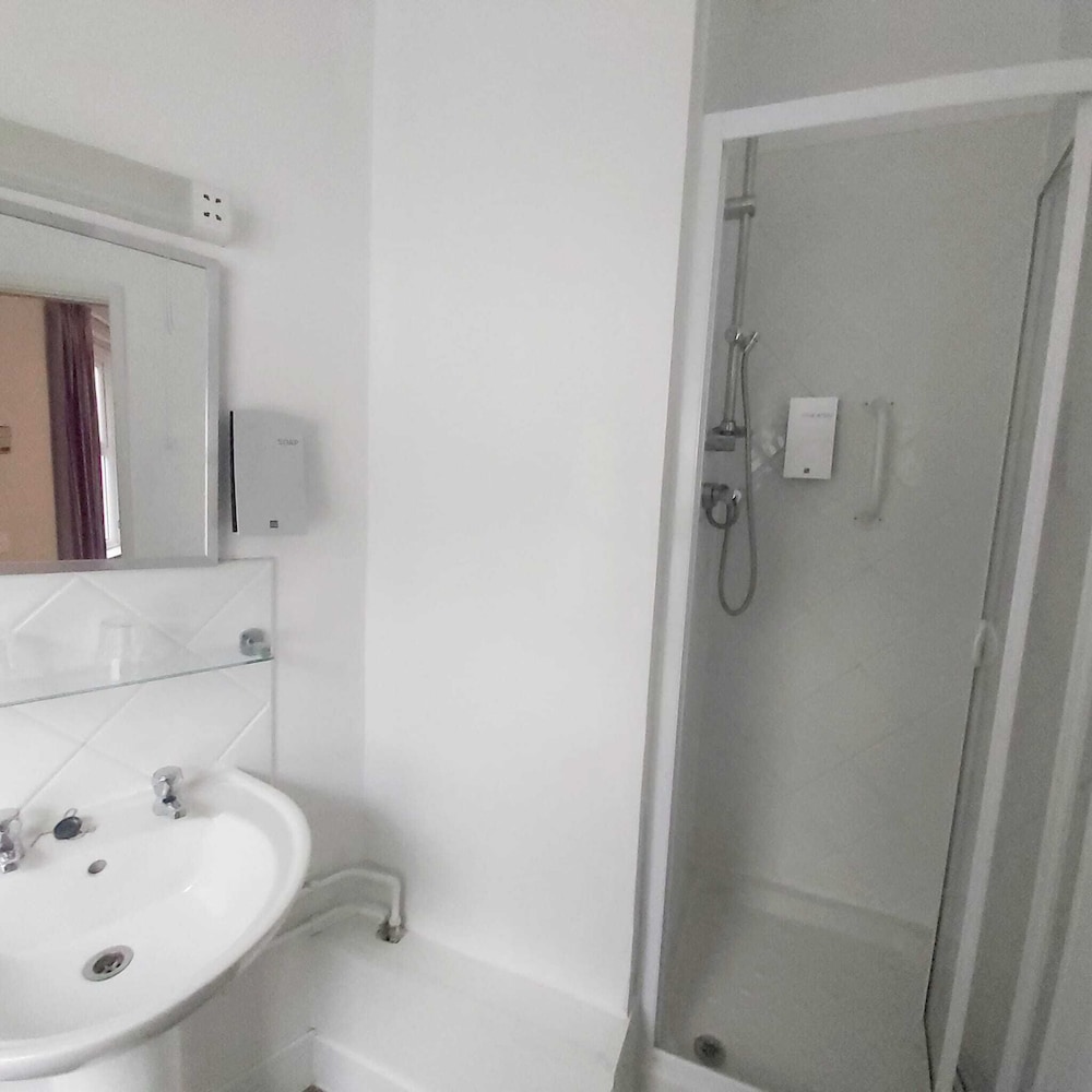 Standard Twin Room, Ensuite (Twin Standard Room) photo 3