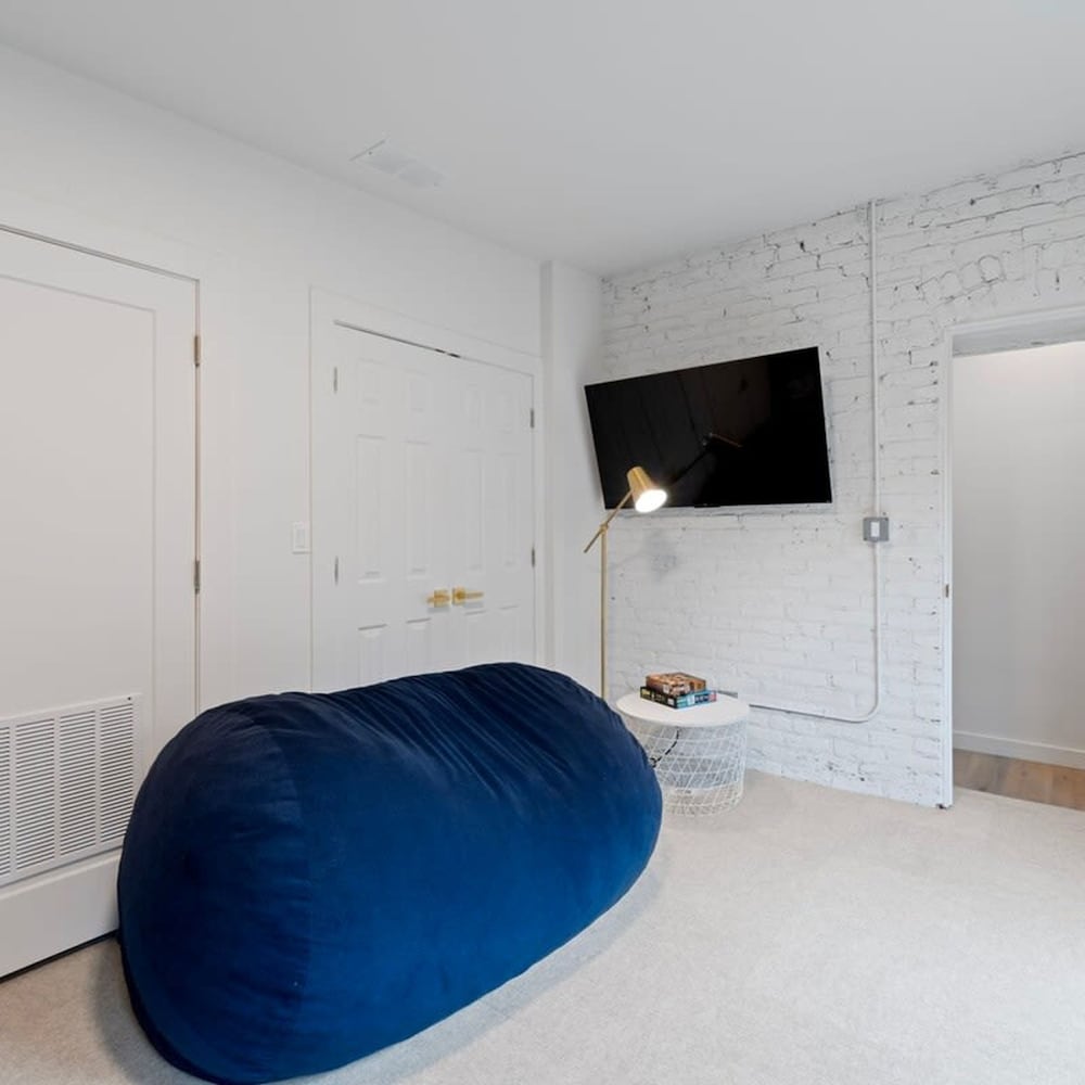 Chic 4-bedroom Haven Designer s Dream Home, Photo 50