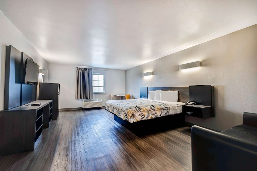 Deluxe Suite, 1 King Bed, Non Smoking, Hot Tub photo 2