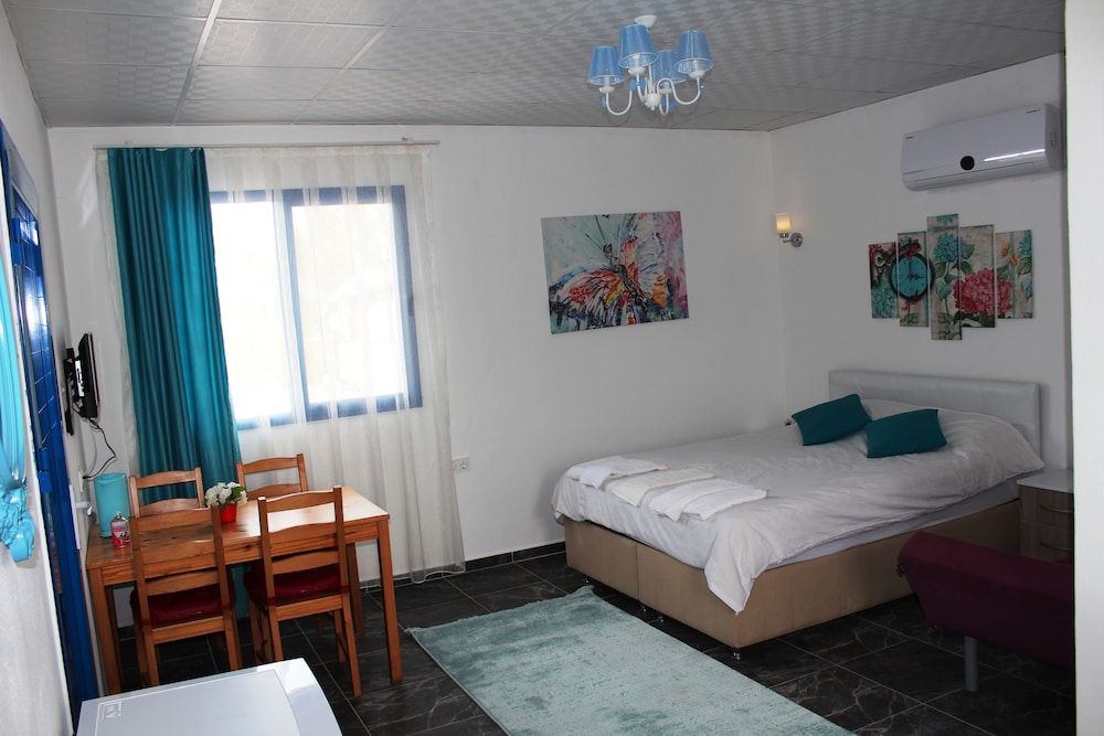 Economy Triple Room, 1 Bedroom, Non Smoking, Pool View photo 3