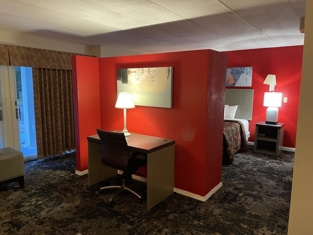 Deluxe Studio Suite, 1 King Bed, Non Smoking (Whirlpool) photo 3