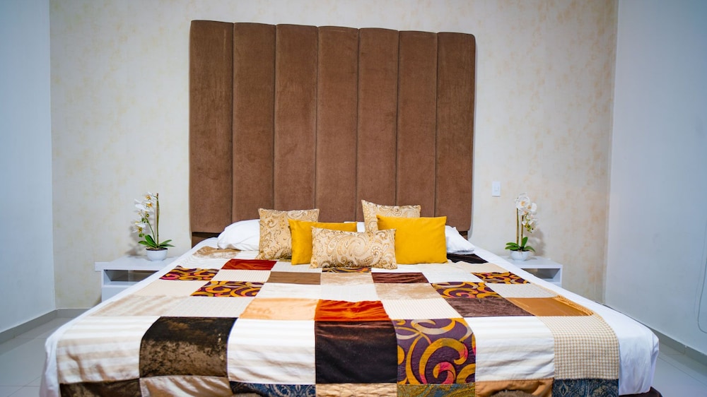 Royal Room, 1 King Bed photo 2