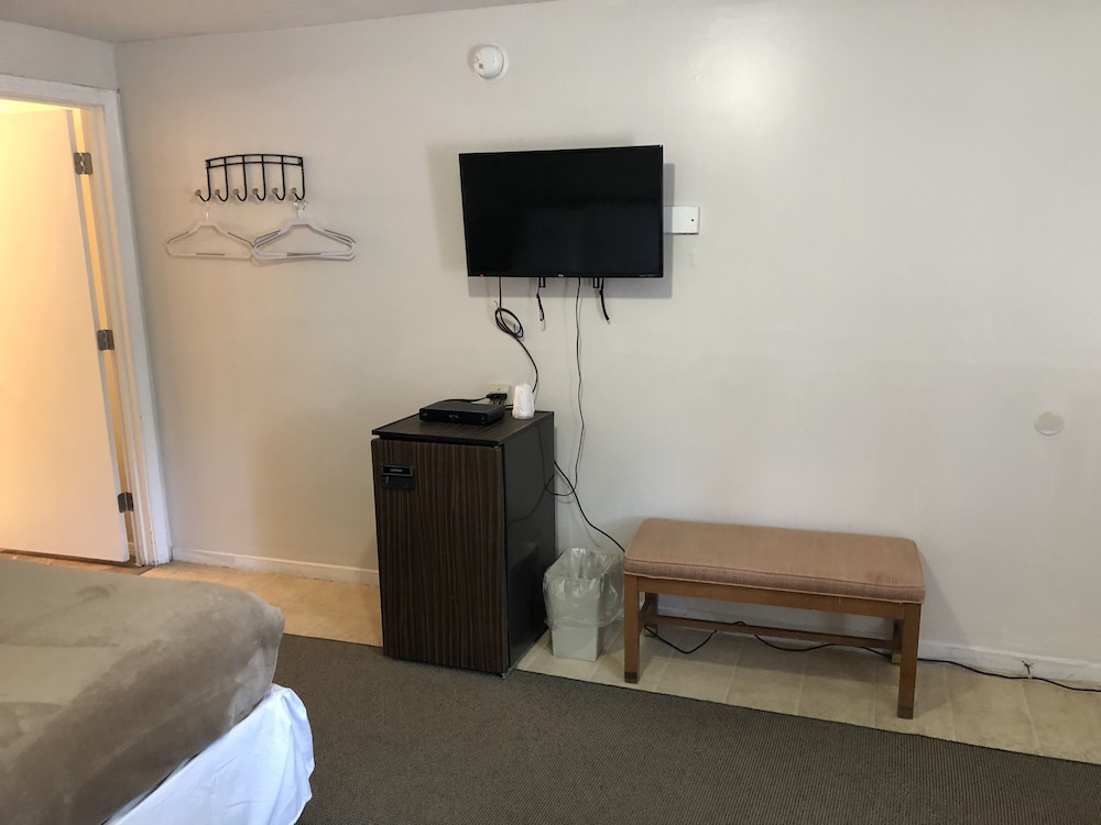 1 Full Bed with Shower Bath - Non Smoking photo 3