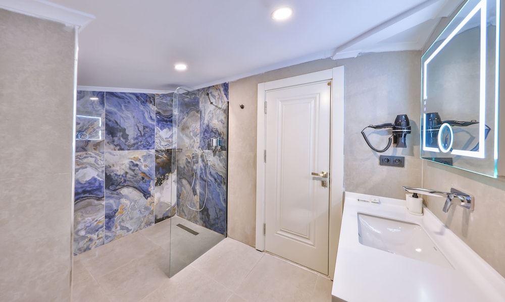 Rooftop Deluxe Room with Sea View and Jacuzzi photo 3