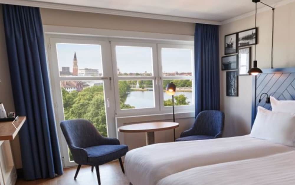 Comfort Room, Park View thumbnail 5