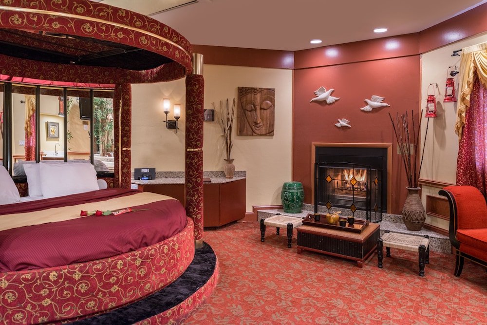 Asian Theme Suite with Round Bed, Jetted Tub & Fireplace - Photo 2