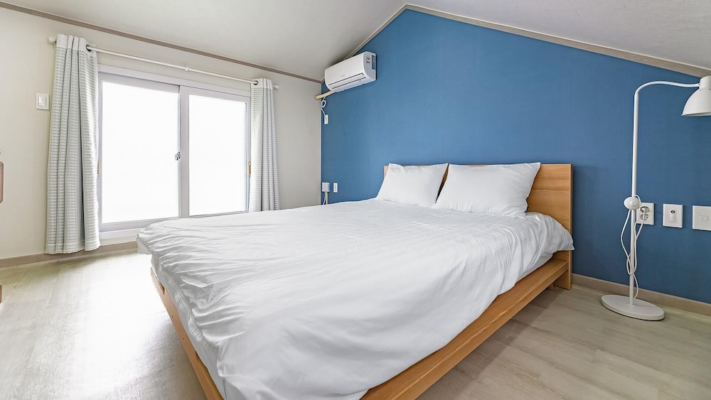 Basic Room, 1 Bedroom (Couple room (Random / Ocean View))