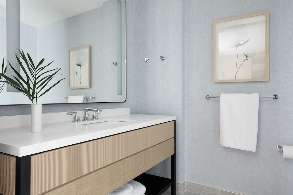 Room, 2 Queen Beds, Mobility Accessible (Roll-In Shower) - Photo 7