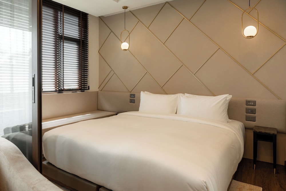 Deluxe Room, 1 King Bed, Bathtub - Photo 14