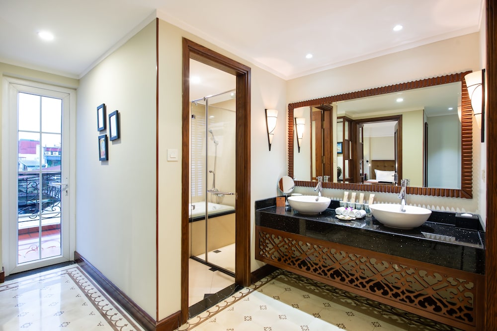 Family Suite, 1 king and 2 single beds