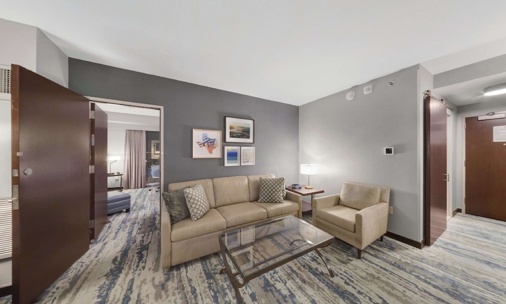 Parlor, Standard Suite photo 1