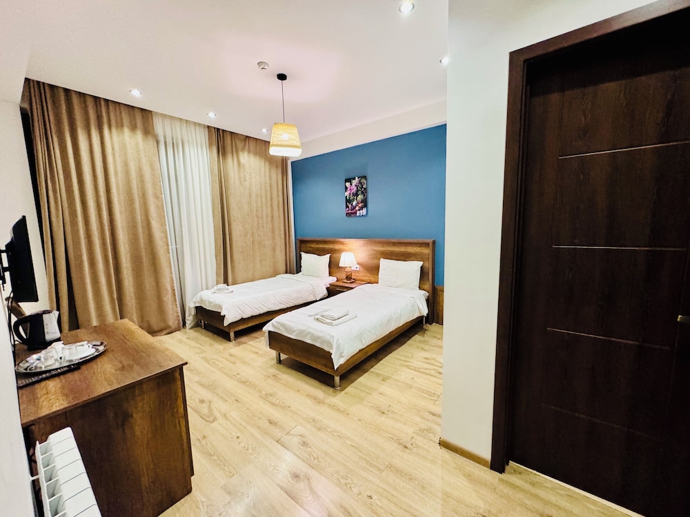 Standard Twin Room, Mountain View photo 3