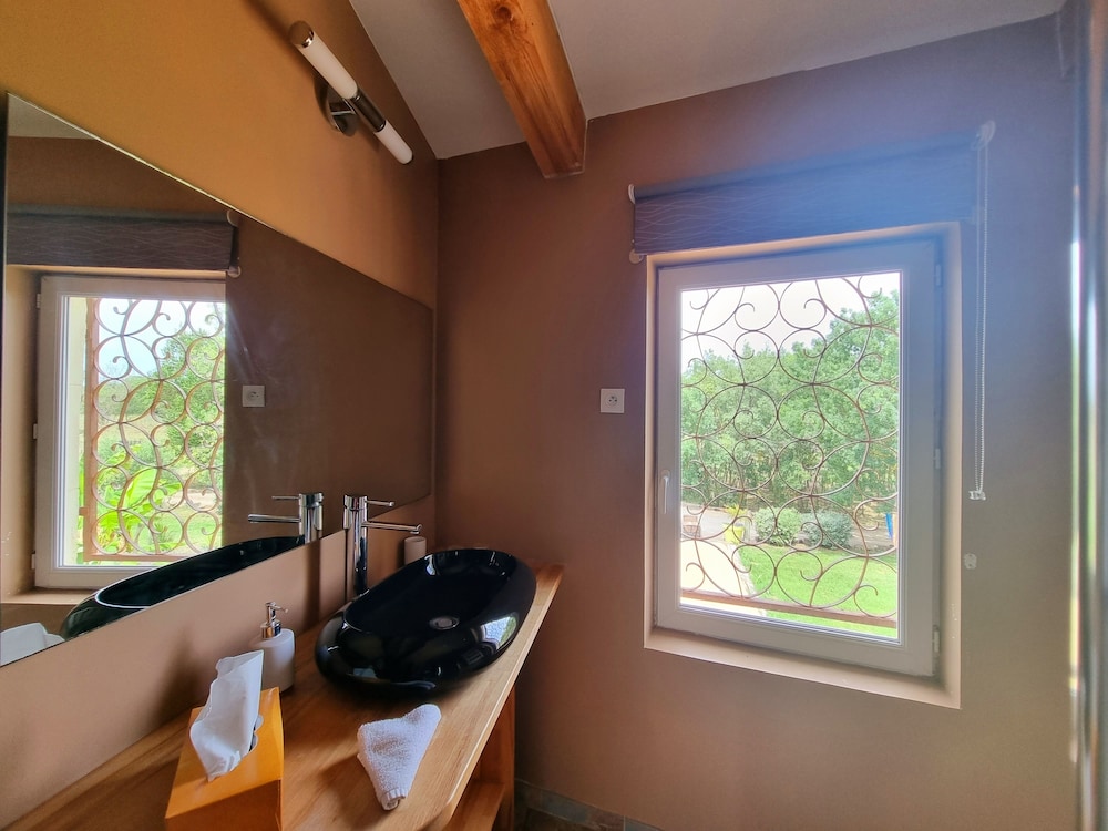 Deluxe Double Room, 1 King Bed, Private Bathroom, Garden View (Pic Saint Loup ) photo 3