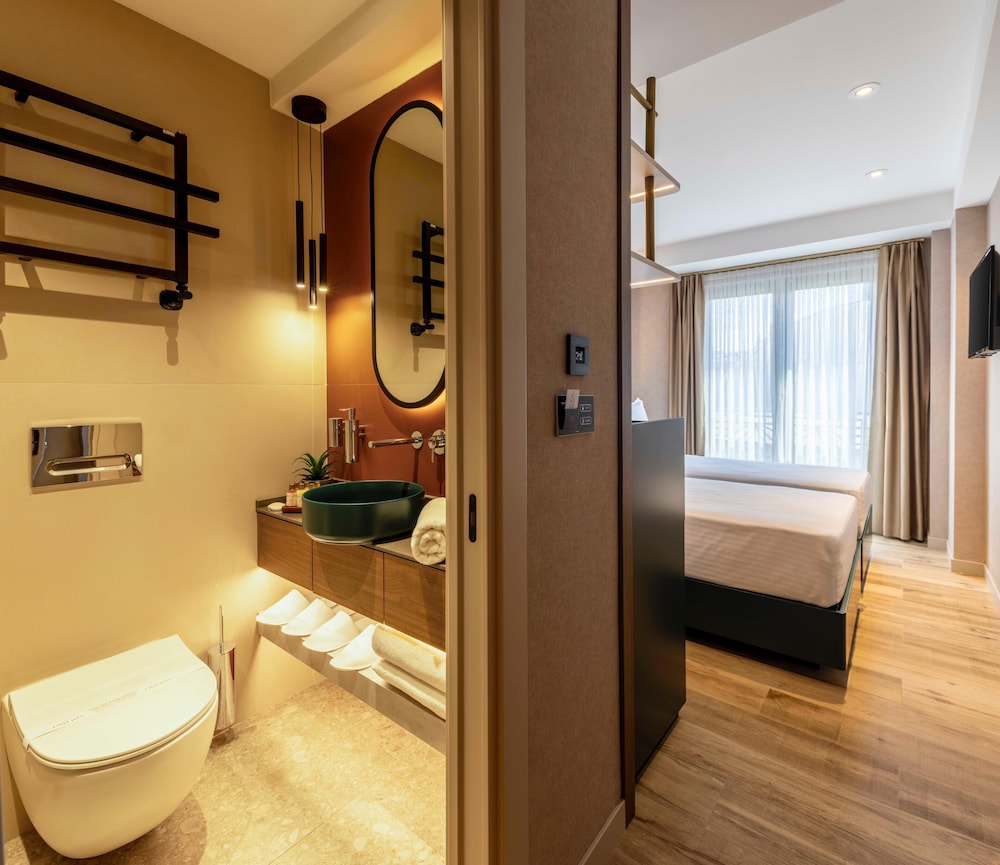 Superior Twin Room, City View photo 3