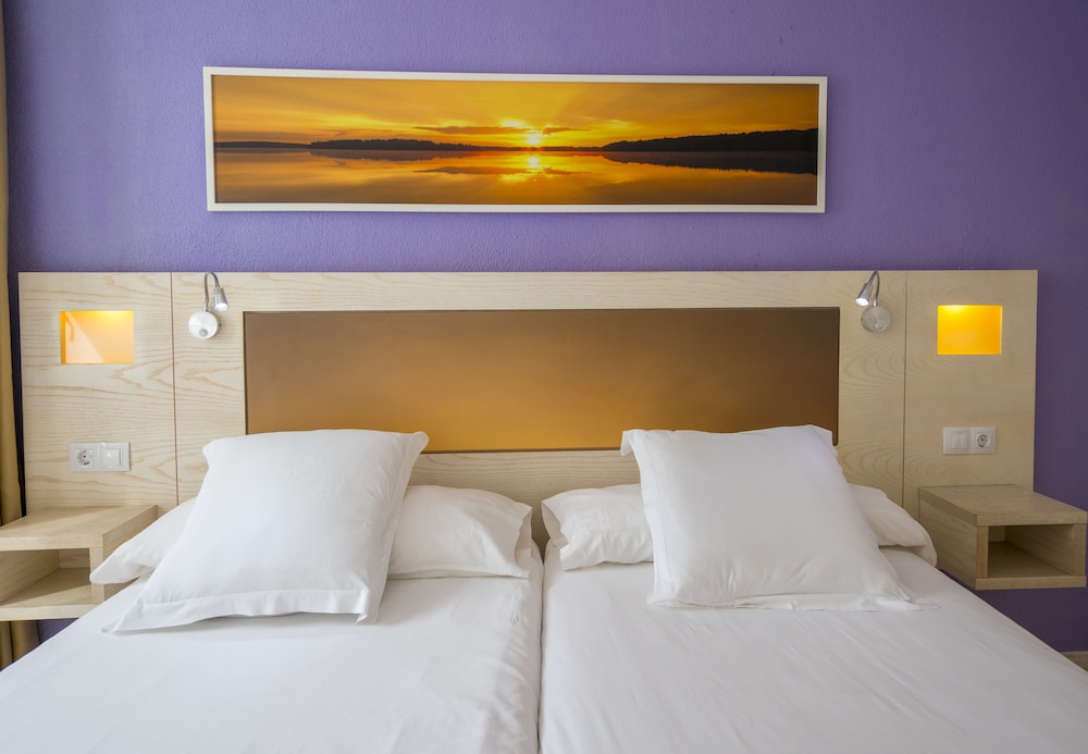 Relax in comfort with stunning sunset views!