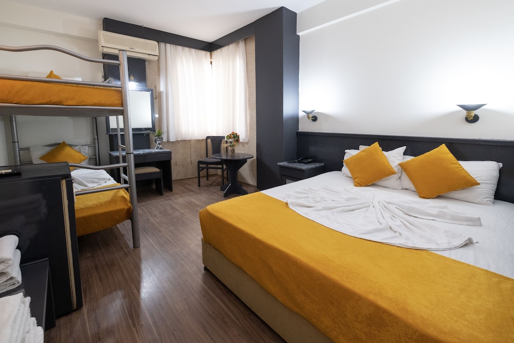 Design Quadruple Room